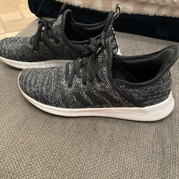 Adidas Cloud sneakers, Size 8.5 - Picture 2 of 3